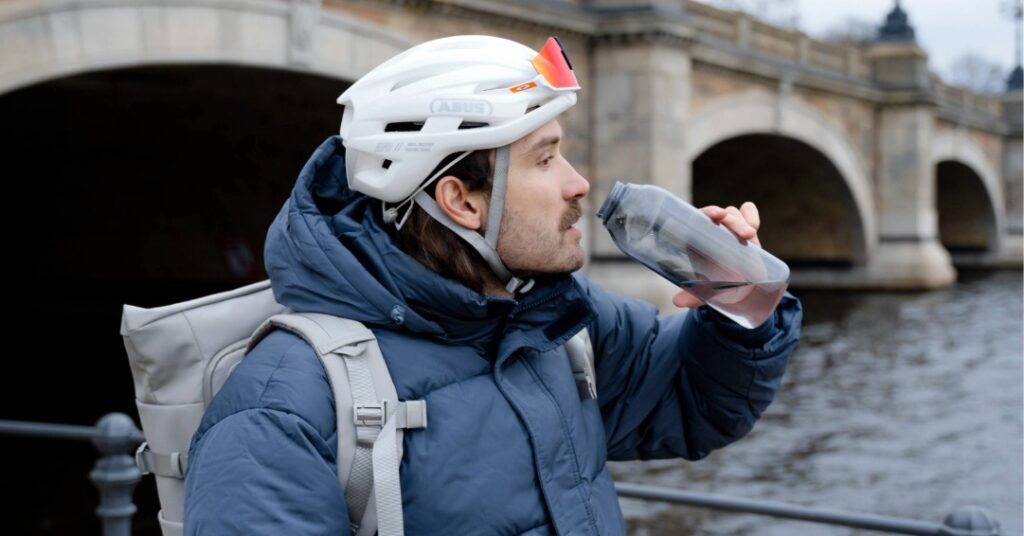 rennradsportler rick zabel trägt kapten & son rucksack