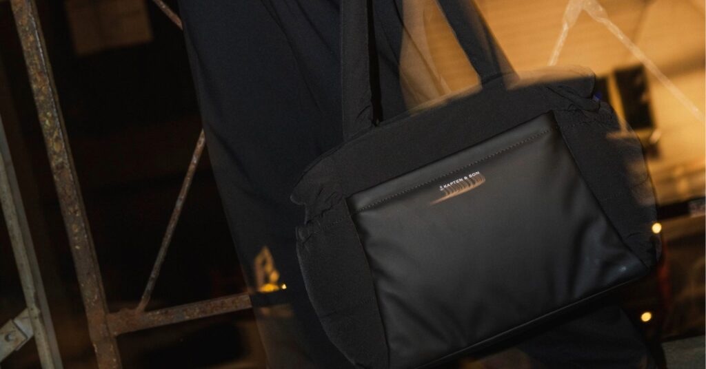 frau trägt shopper bag von kapten & son